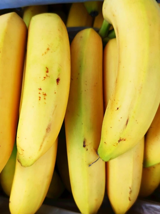 a bunch of yellow bananas sitting in a box