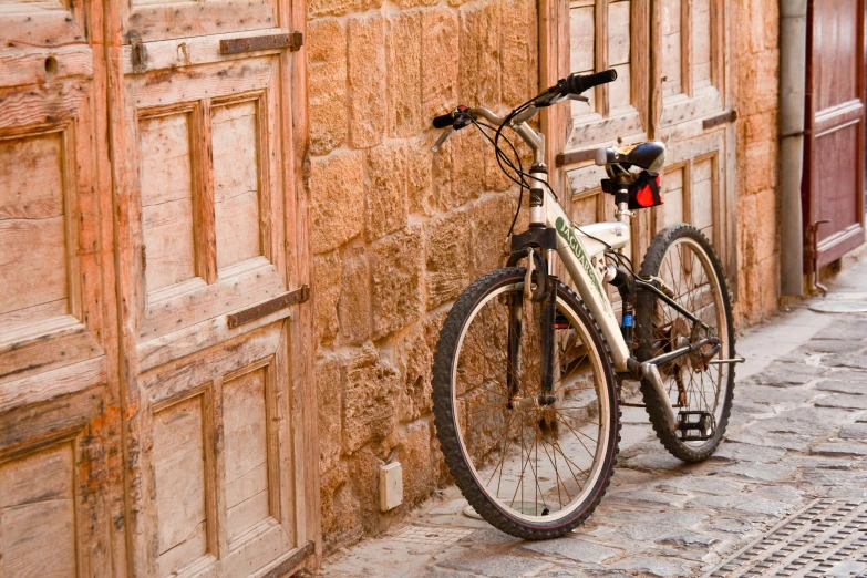 a bicycle leaning up against a building next to it