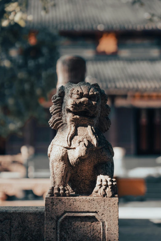 the lion statue is in front of the house