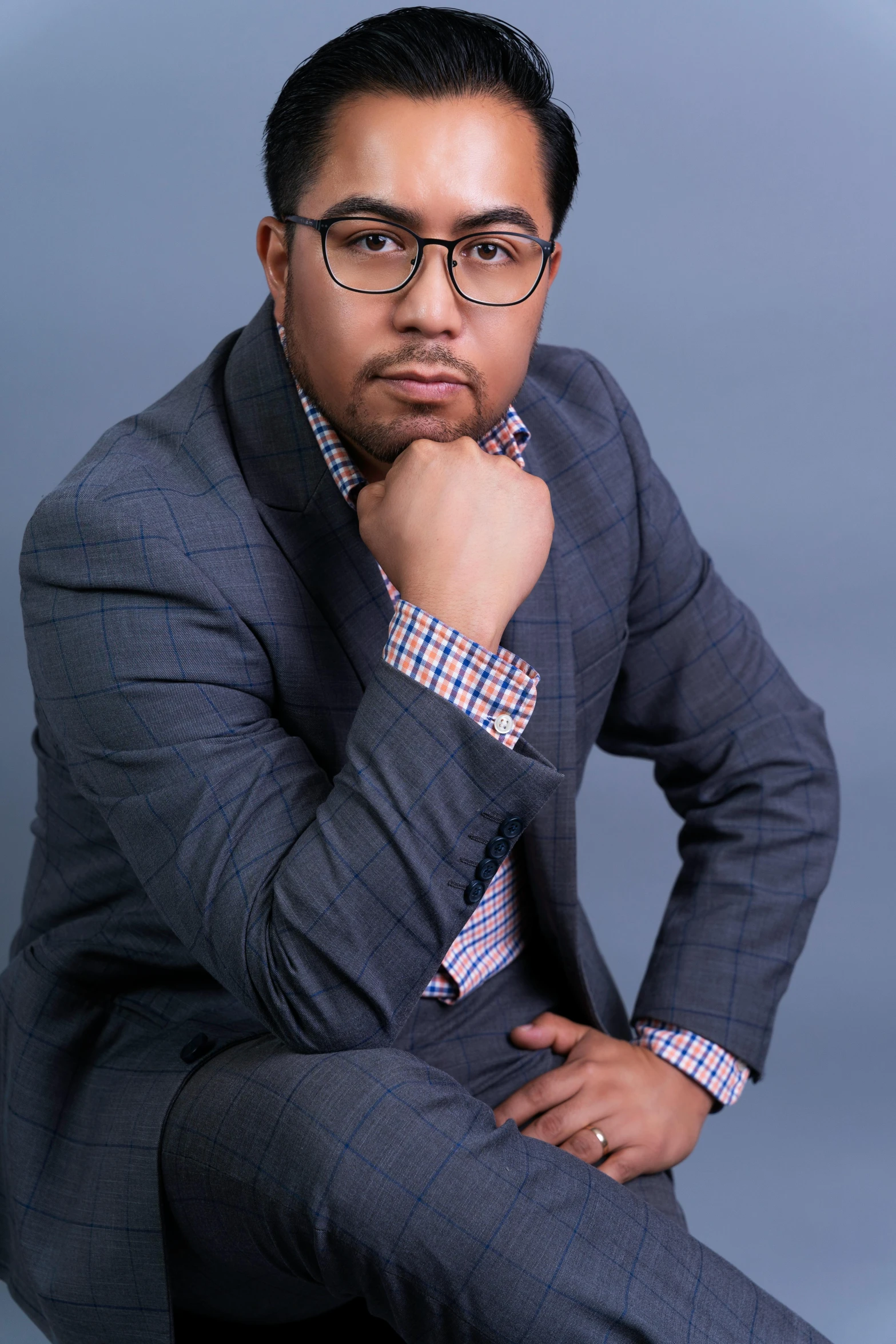 the young man in a suit and tie is posing for the camera