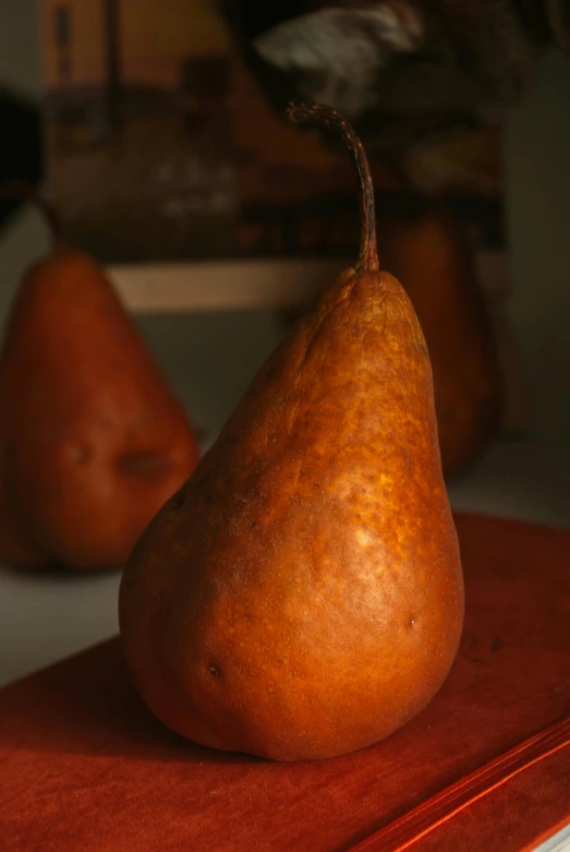 a picture of two pears, one in red and one in yellow