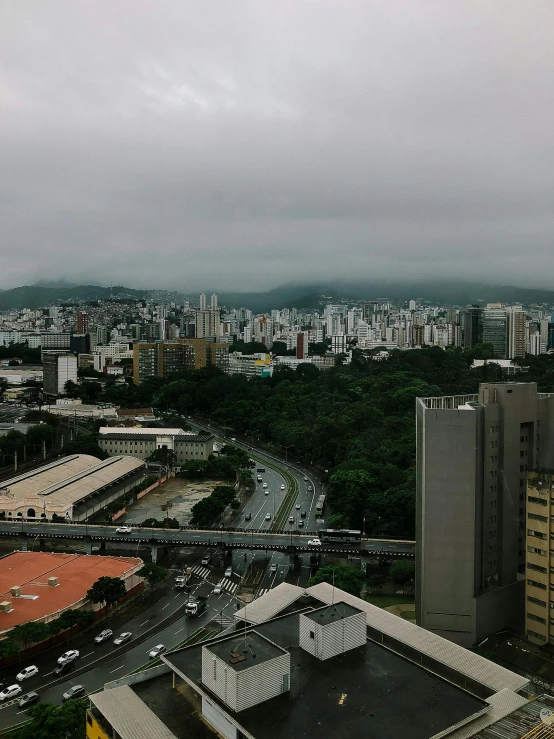 a big building that is near some traffic