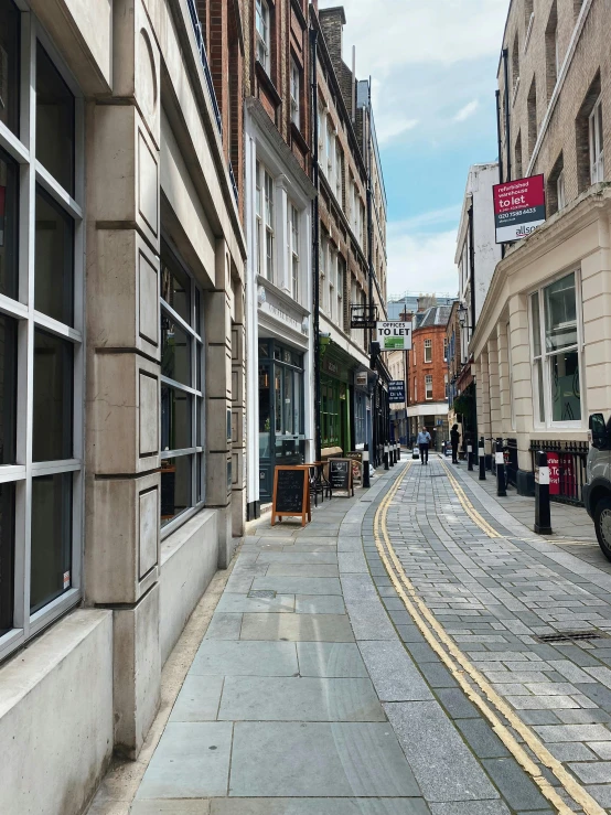 a narrow street with a traffic light on the side