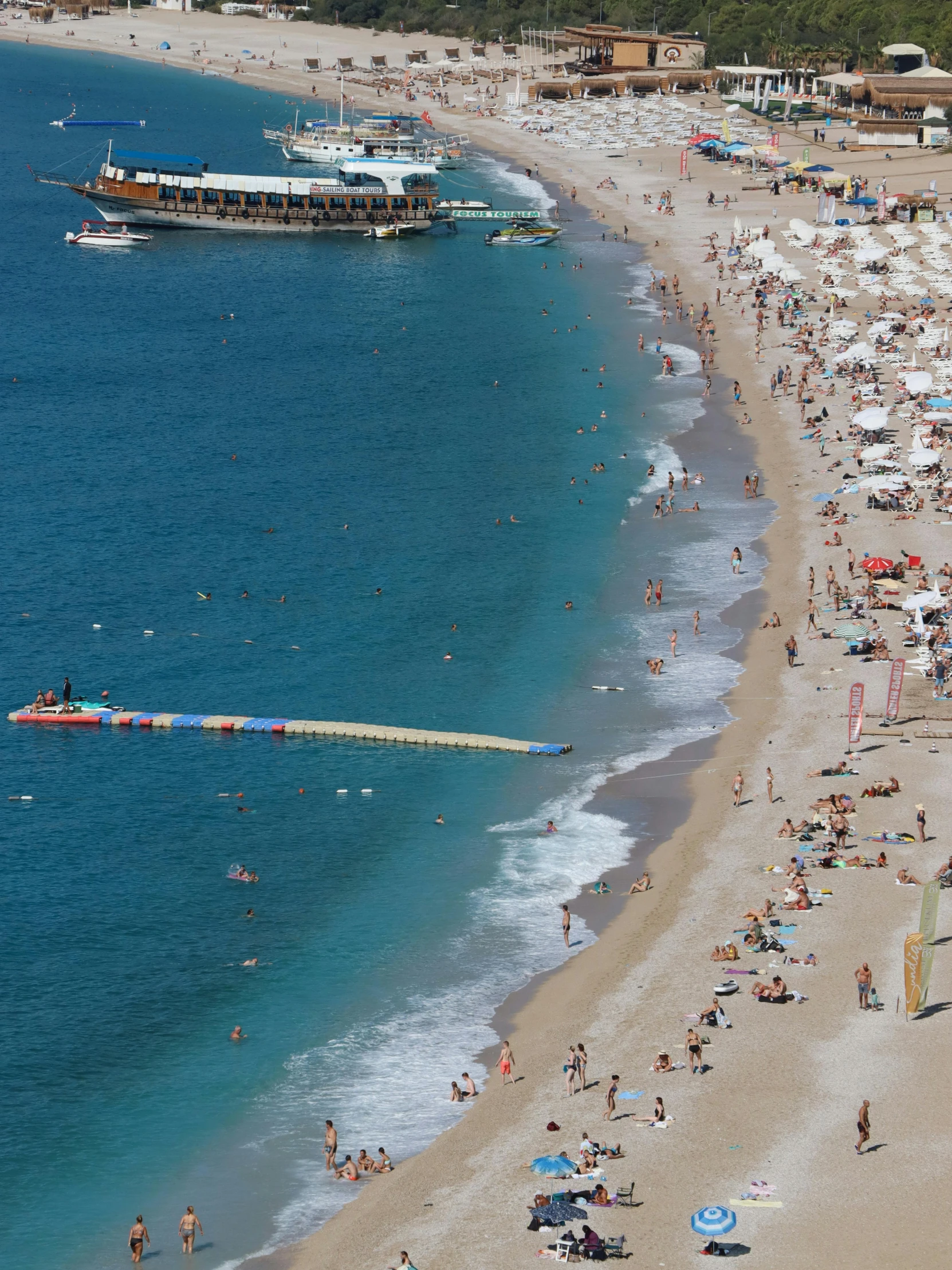 many people are enjoying the sunny day at the beach