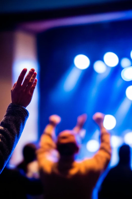 many people are applauding a large stage