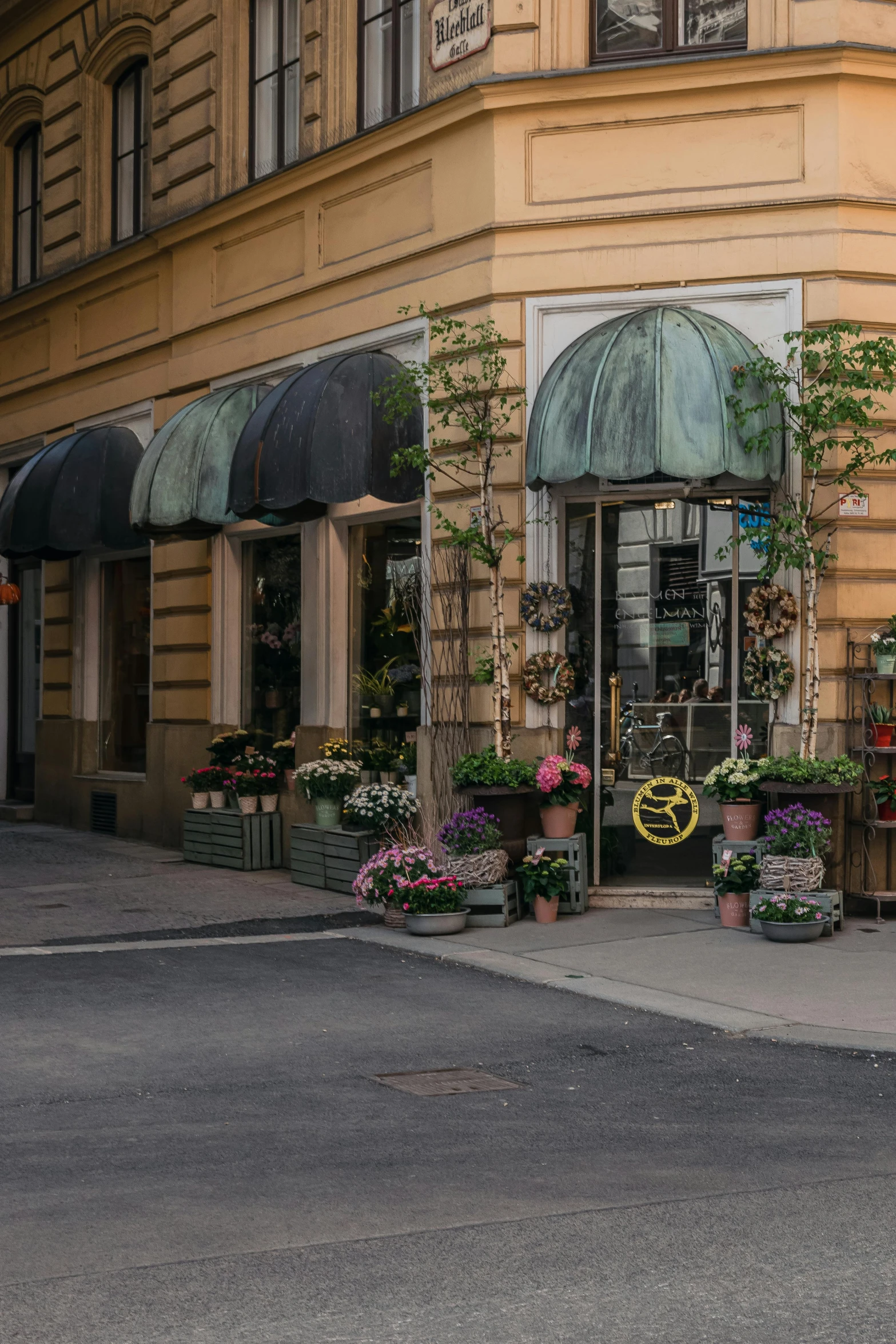 a building with windows next to the sidewalk