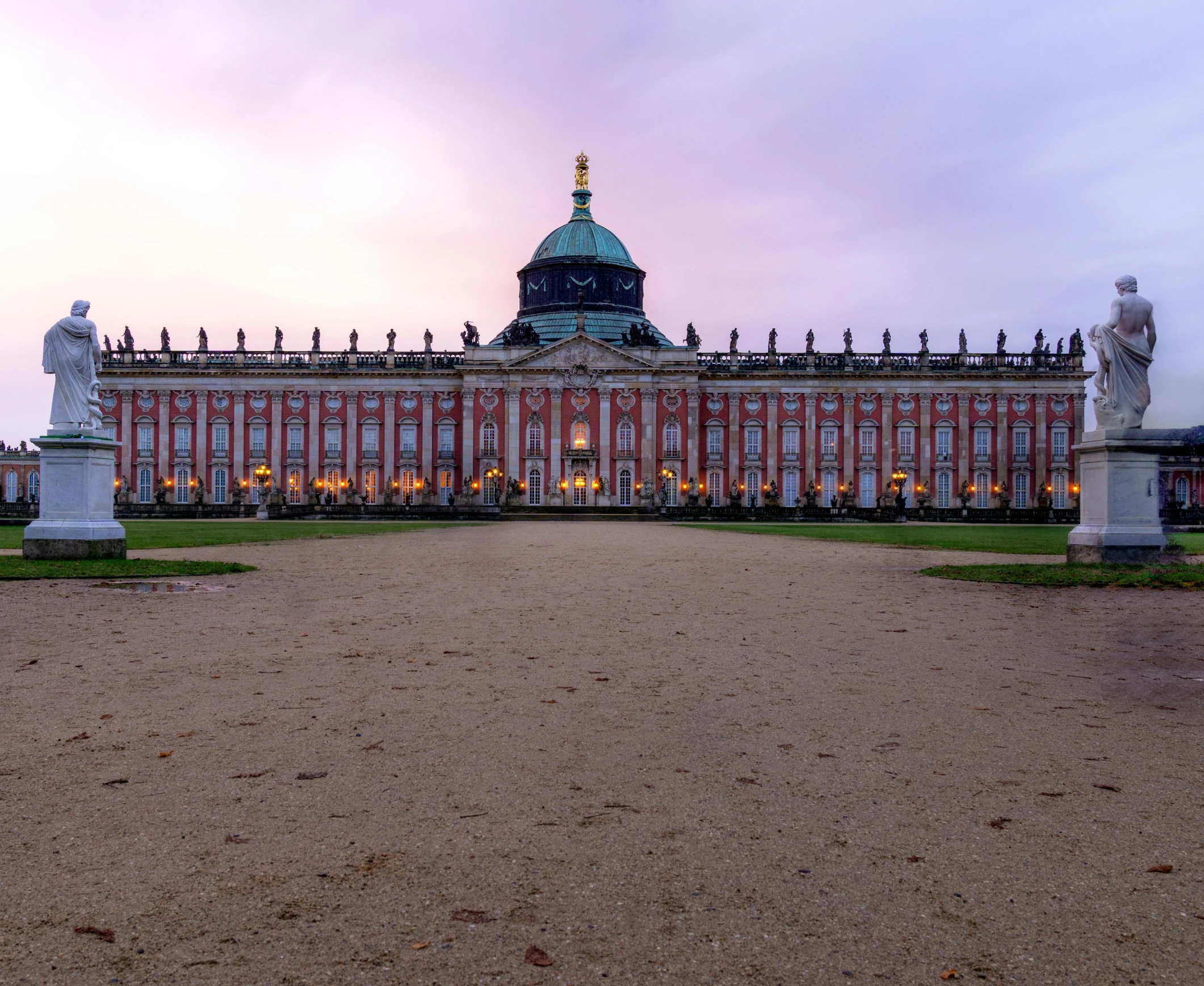 there is a very large building with statues in front