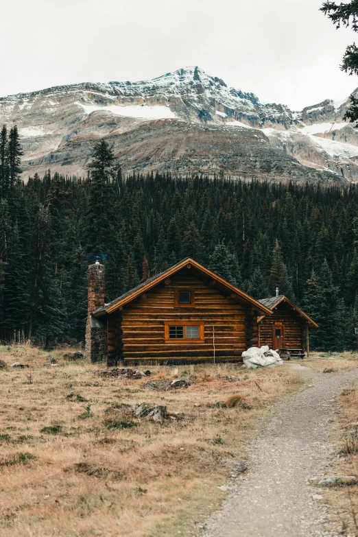 an empty cabin in the mountains under snow