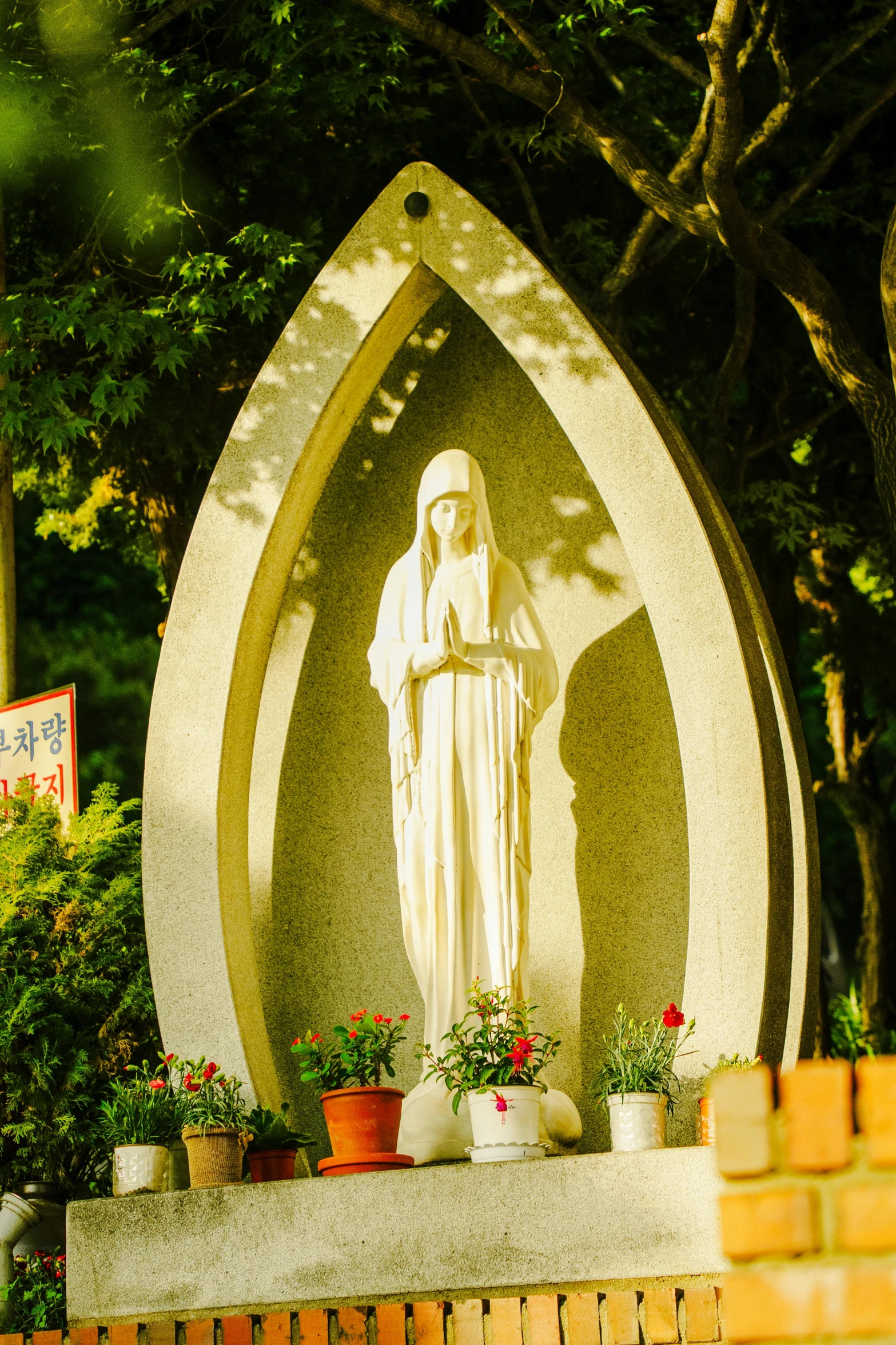 a statue of the jesus on display in a brick wall