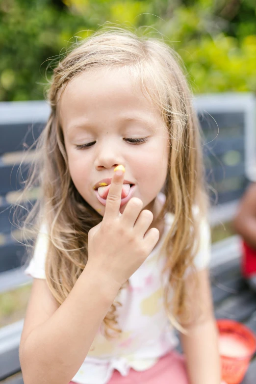 a  eating soing on a wooden bench