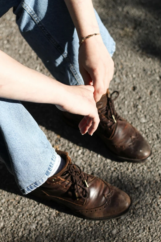 the woman is tying the lace on her shoes