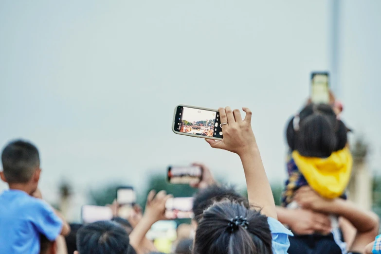 some people are watching soing with cell phones