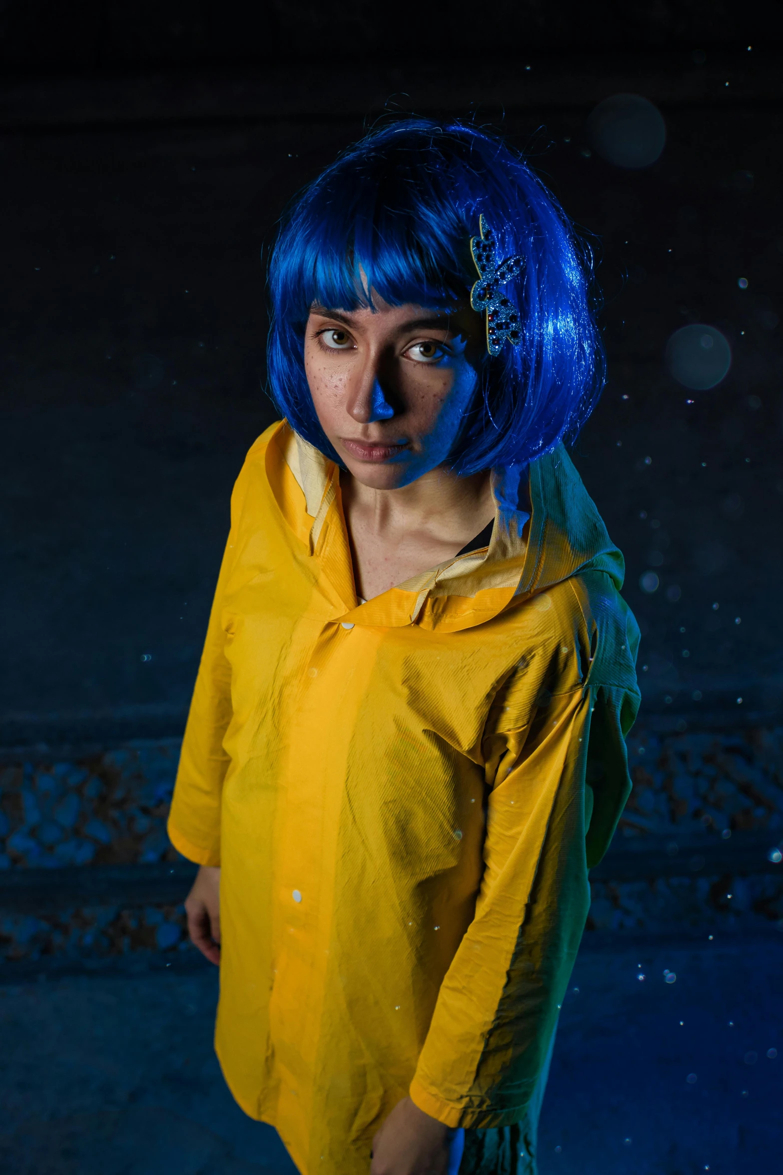 the girl is wearing a blue wig while standing in the rain