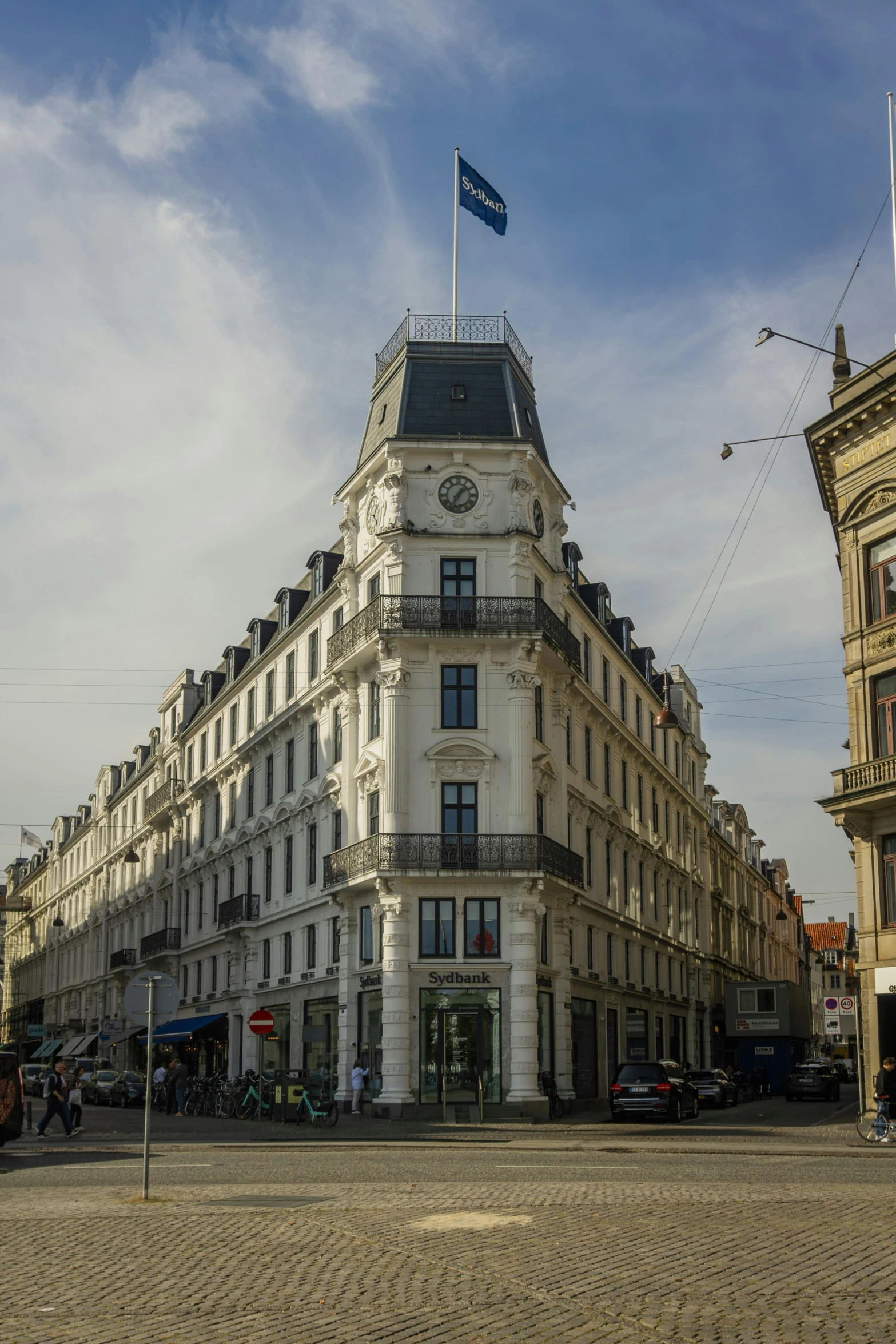 a very large building that is on a city street