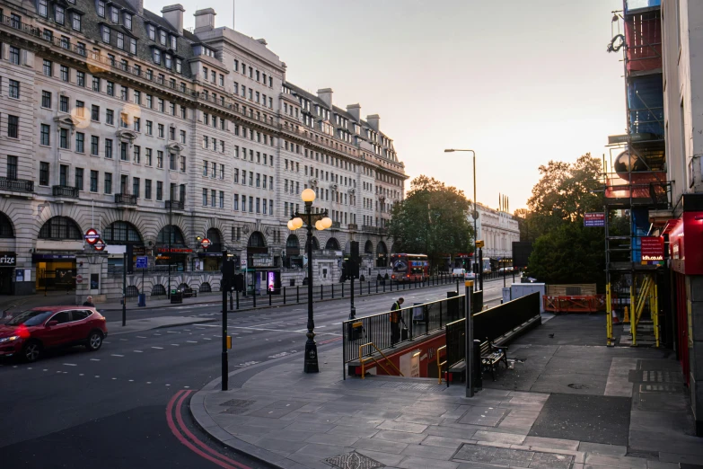 there is a bus that is parked near the street