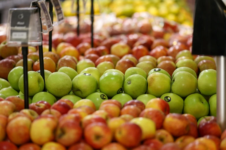 many apples are in a bunch on display