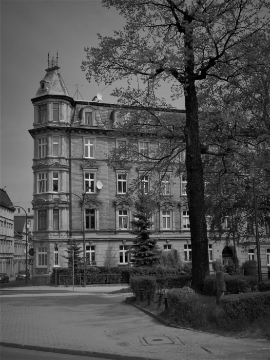 a po of an old house with a large tree