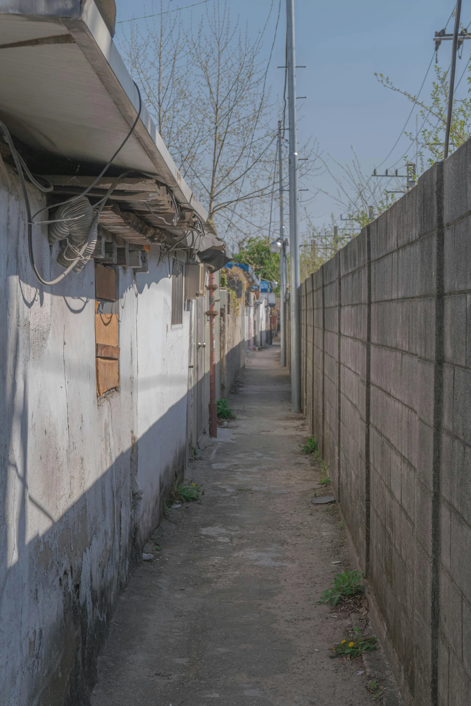 a narrow road that is leading up to an alley