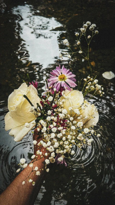 a vase that has a bunch of flowers in it