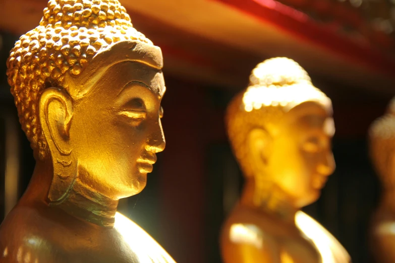 golden buddhas are lined up to be used as ornaments