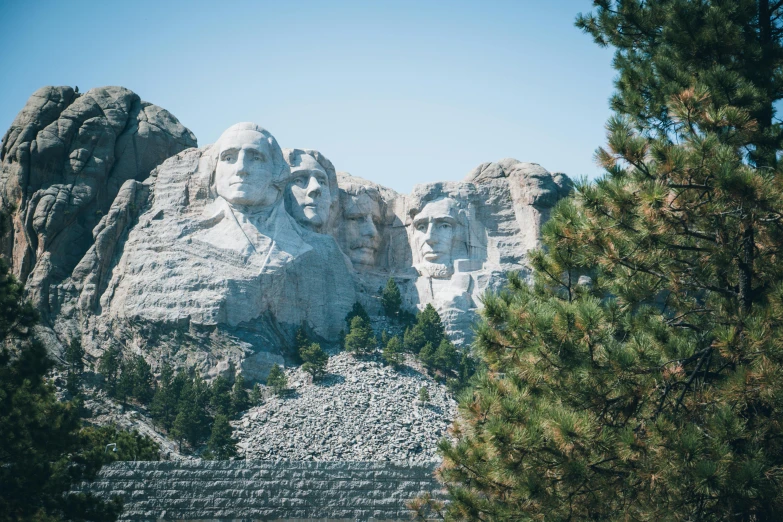 the view of mount rush and the presidents