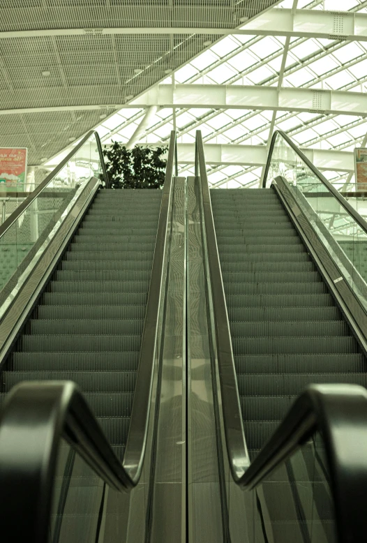 an escalator is shown with a view of the walkway inside