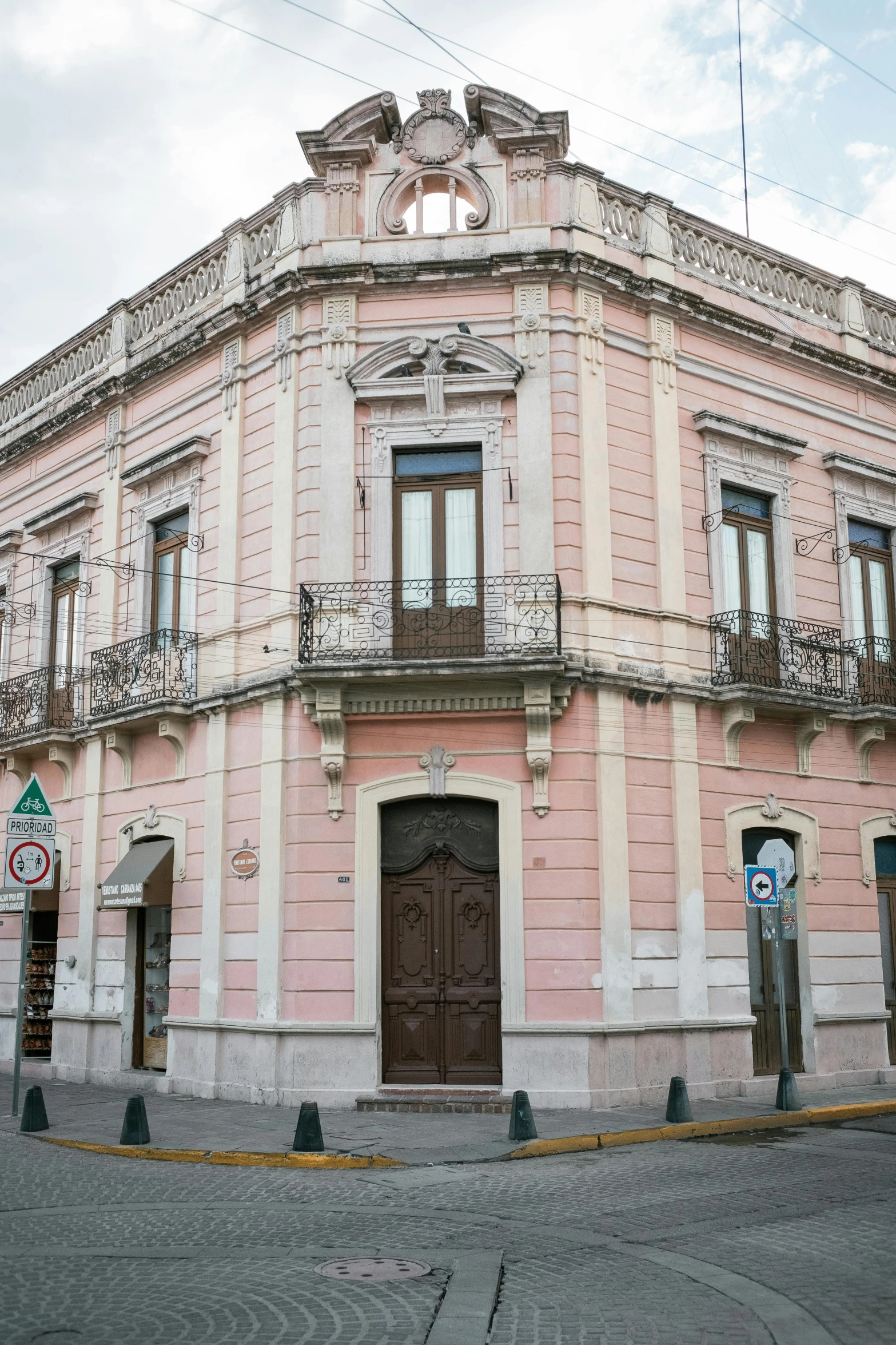 a building has an arched window on the top floor