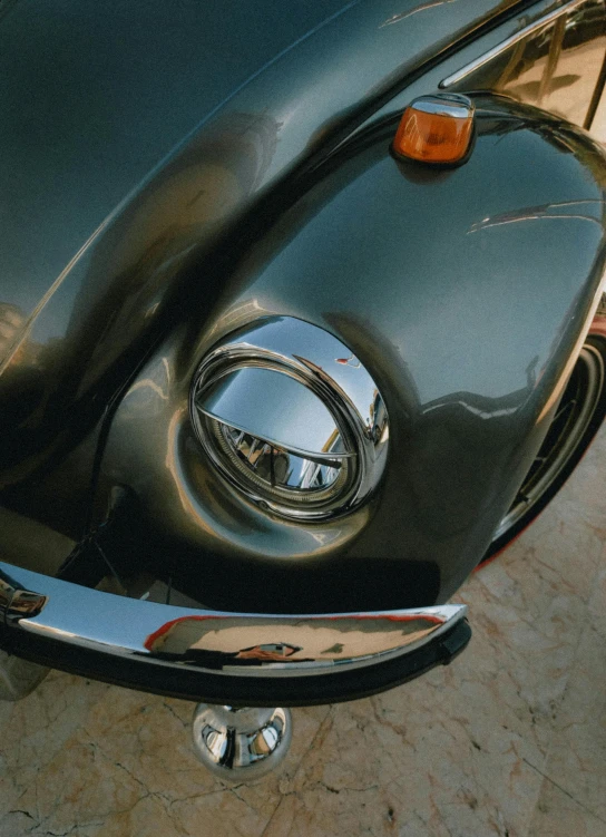 the front view of an old motorcycle is shown