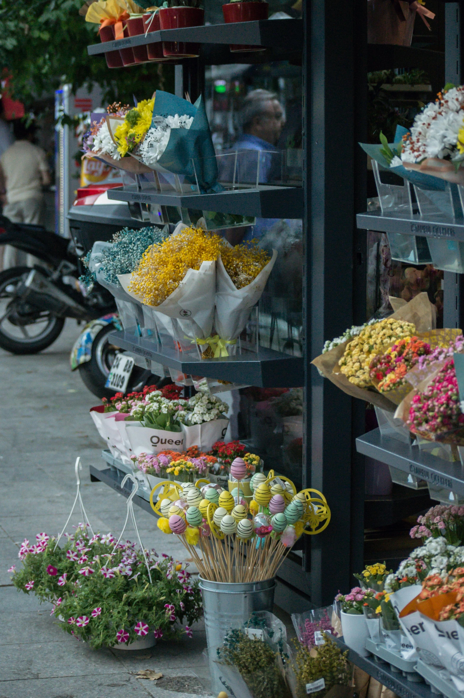 a lot of flowers that are outside on the street