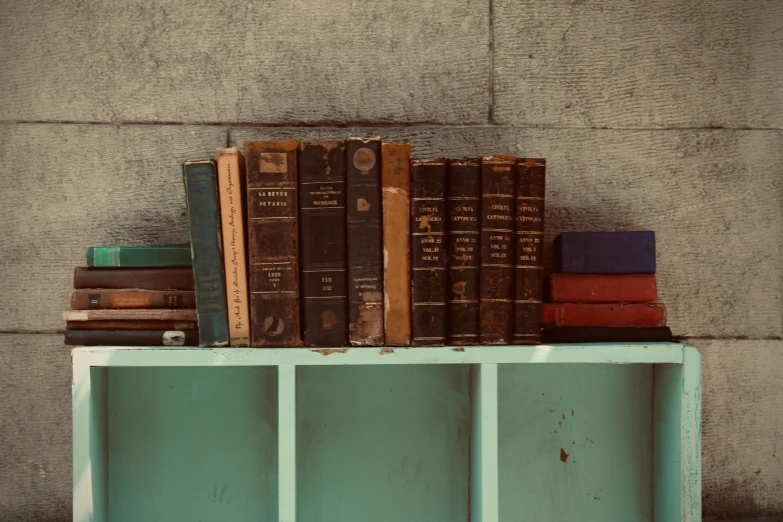 a book shelf that has many books on it