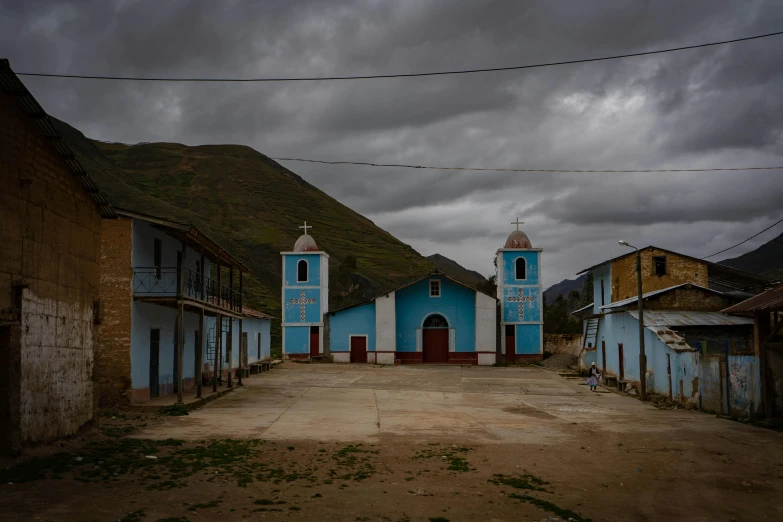 there are two buildings with blue windows in a courtyard