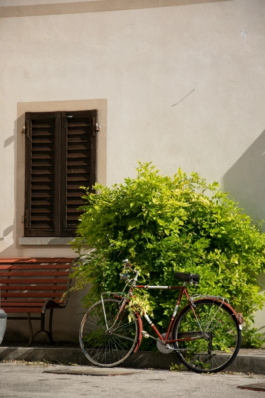 an old bicycle is parked against the side of a building