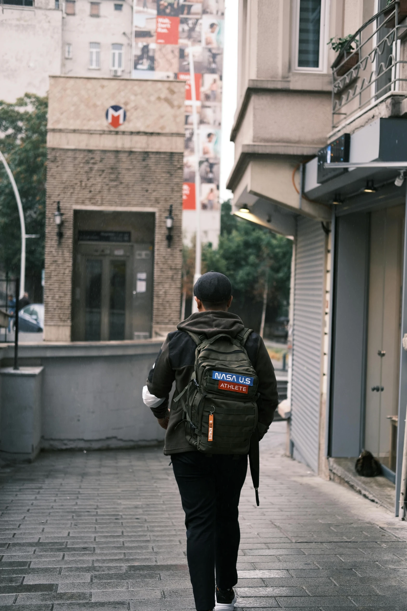 a man is walking down the sidewalk in the city