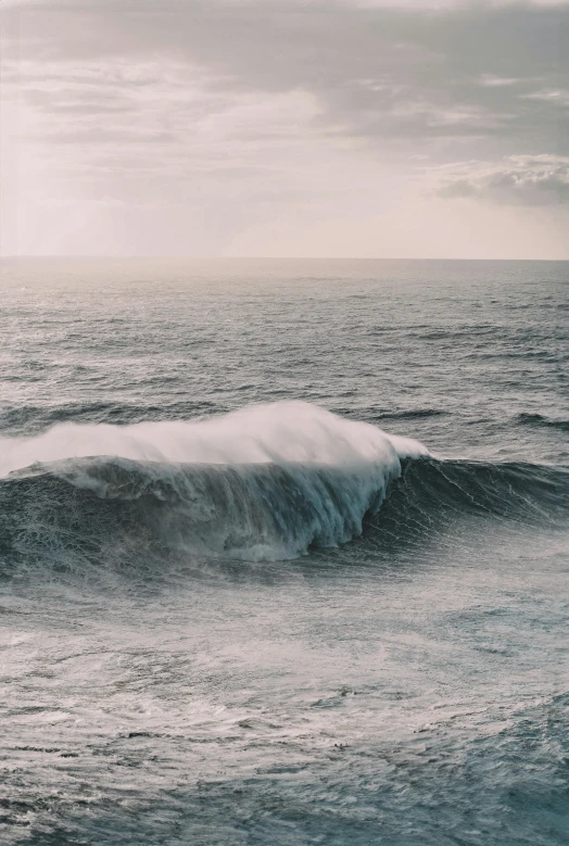 a picture of a large wave in the ocean