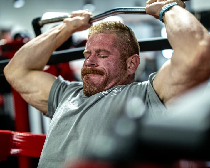 a man doing squats on a gym machine