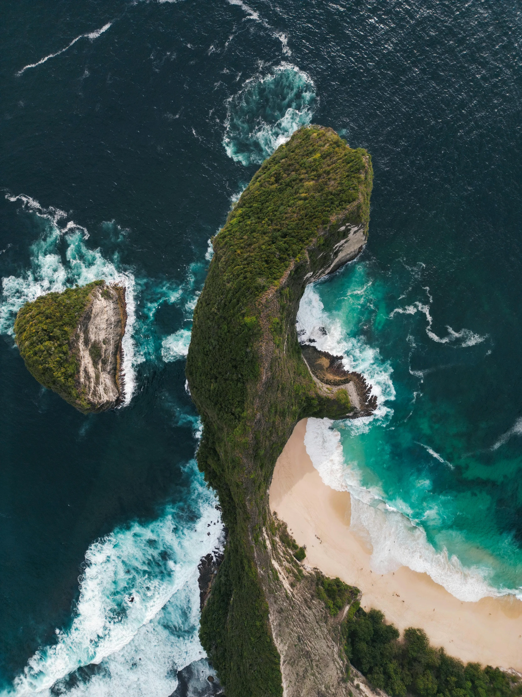 a curved view of an ocean, with cliffs at the side