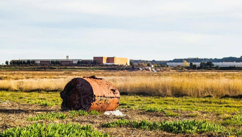 there is a large round piece of rusty rust in the grass