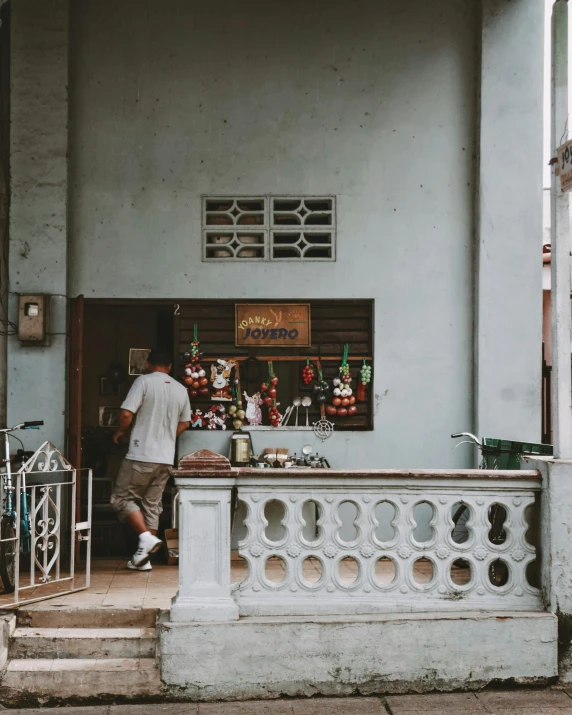 a man is standing outside a store with his back turned