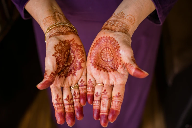 the palm is covered with henches in a circular pattern