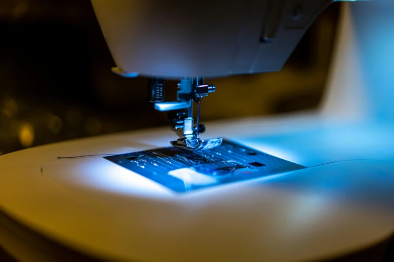 the sewing machine uses blue light on the surface