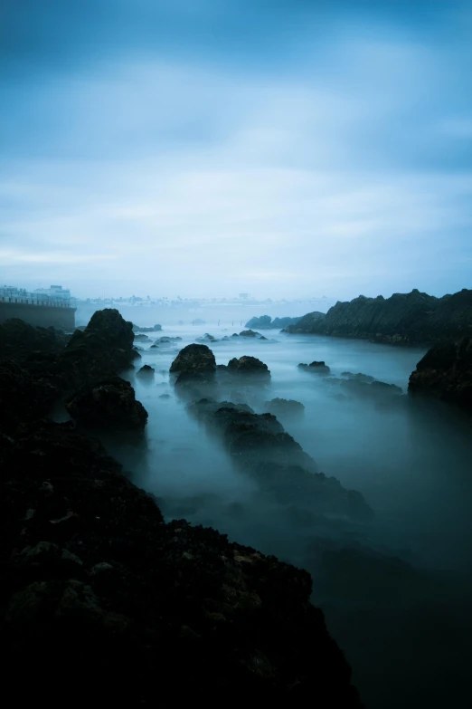 the tide is coming to shore and it looks like it has stopped