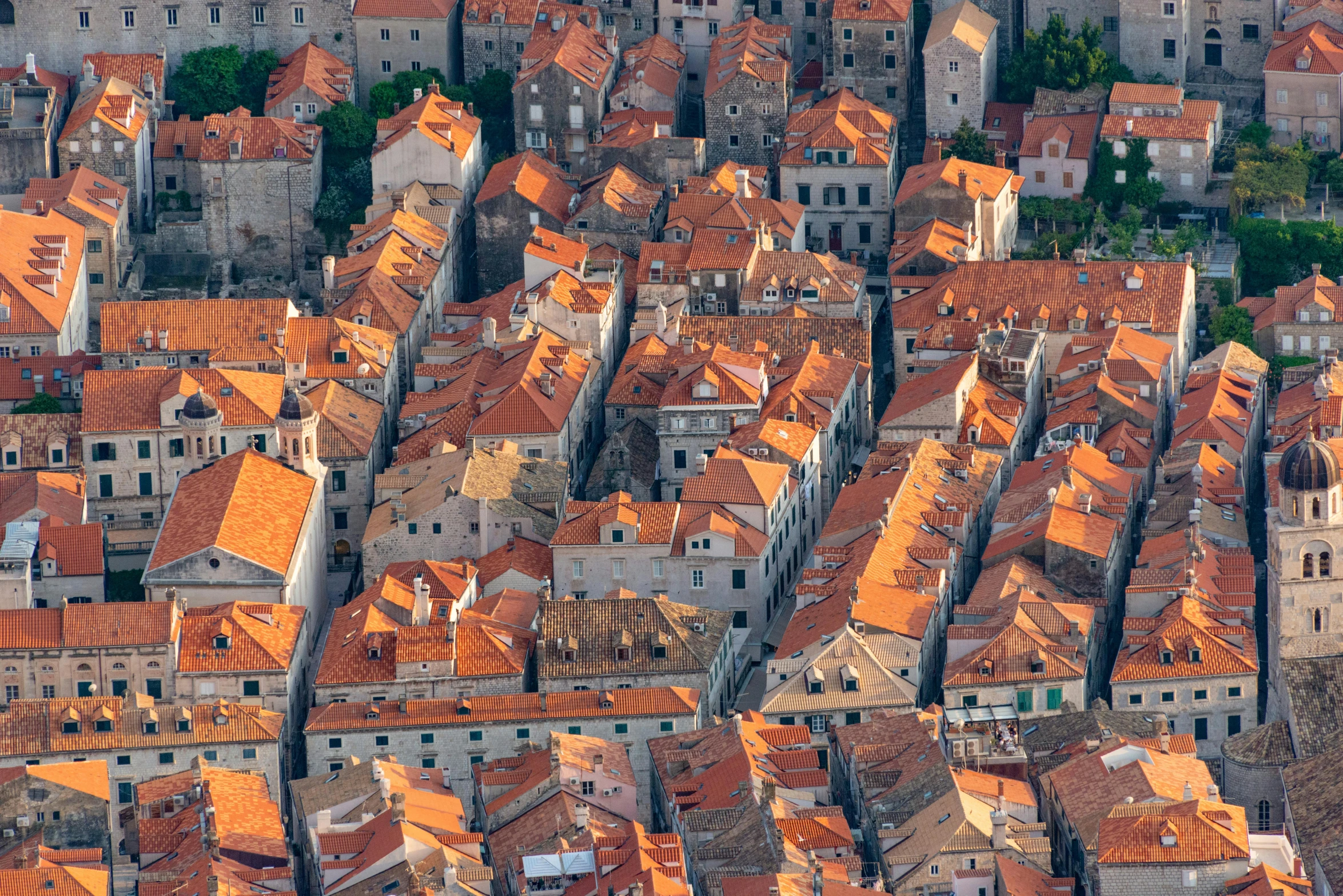 there is an aerial view of many buildings with red roofs