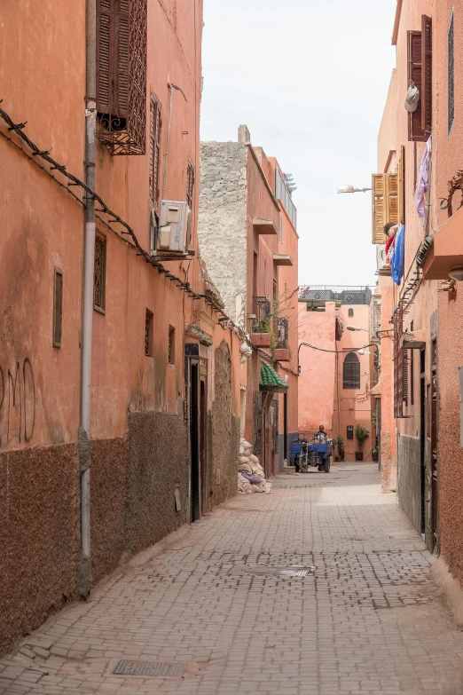 a small alley in the middle of some bricked buildings