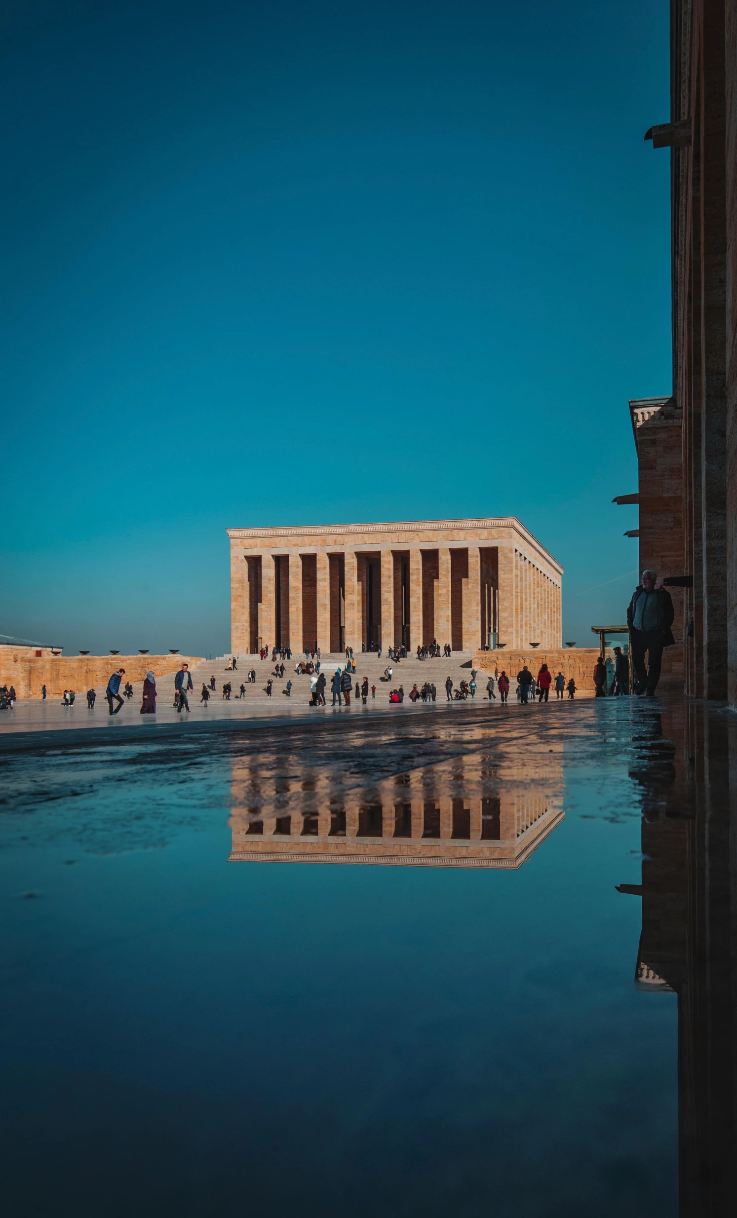 the lincoln memorial reflects in a pool of water