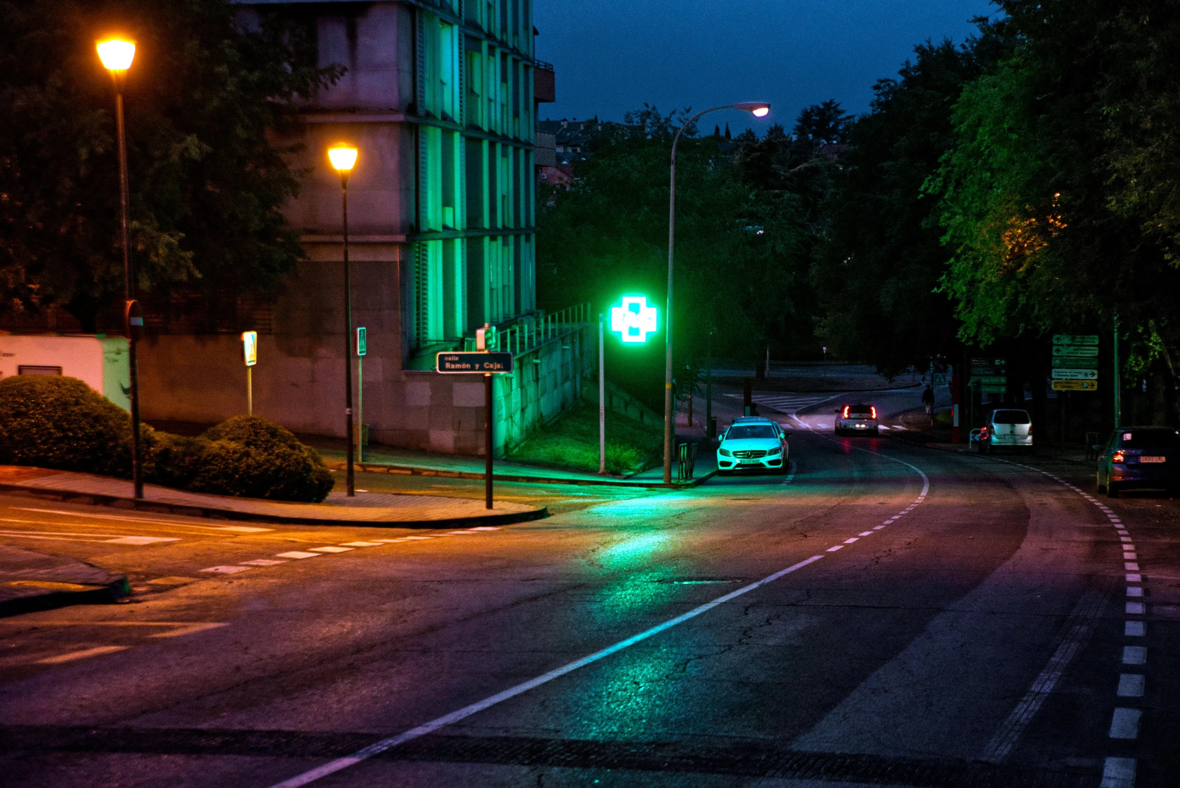 there is a green light shining on this street