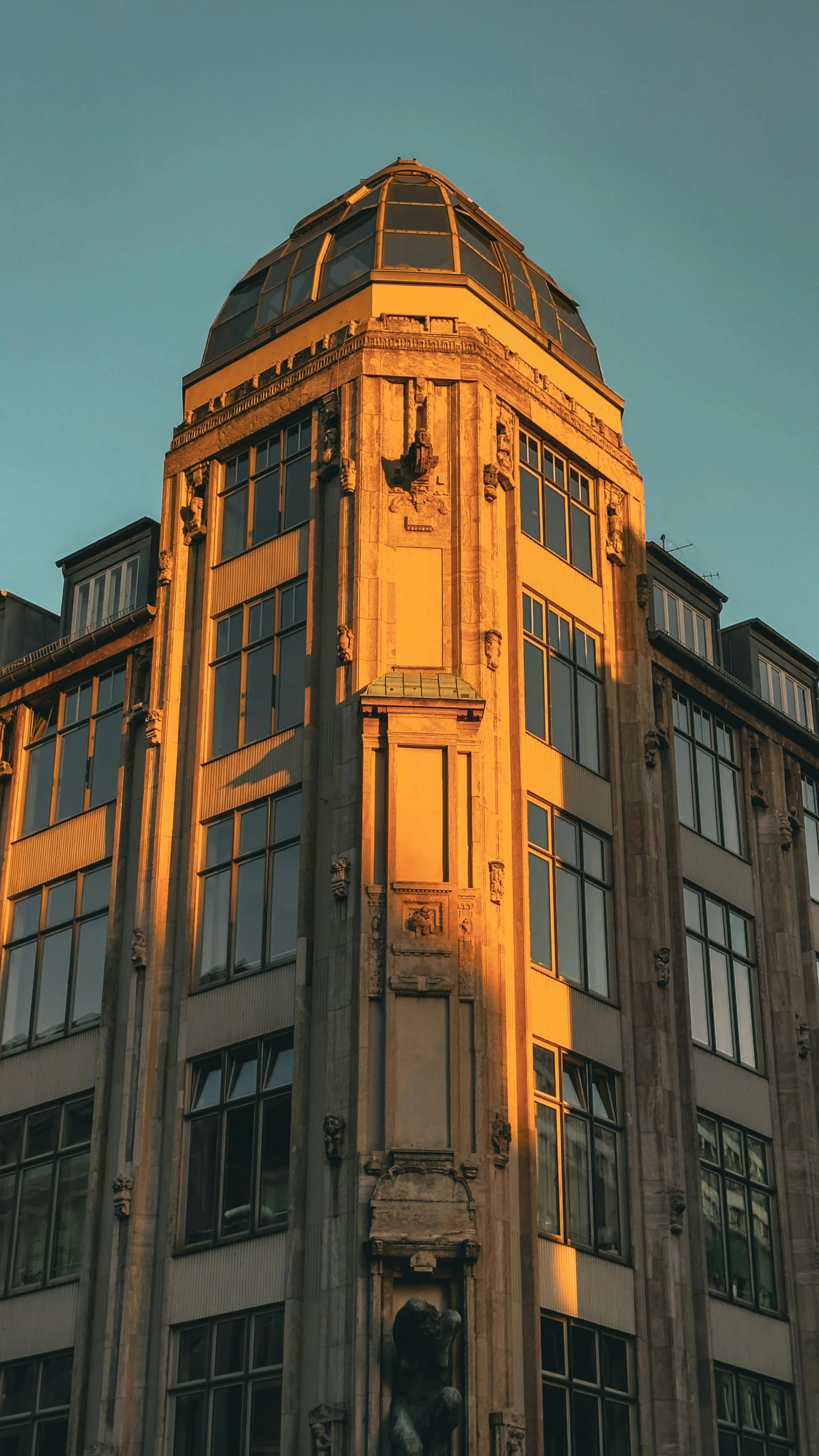 a building in front of an apartment building