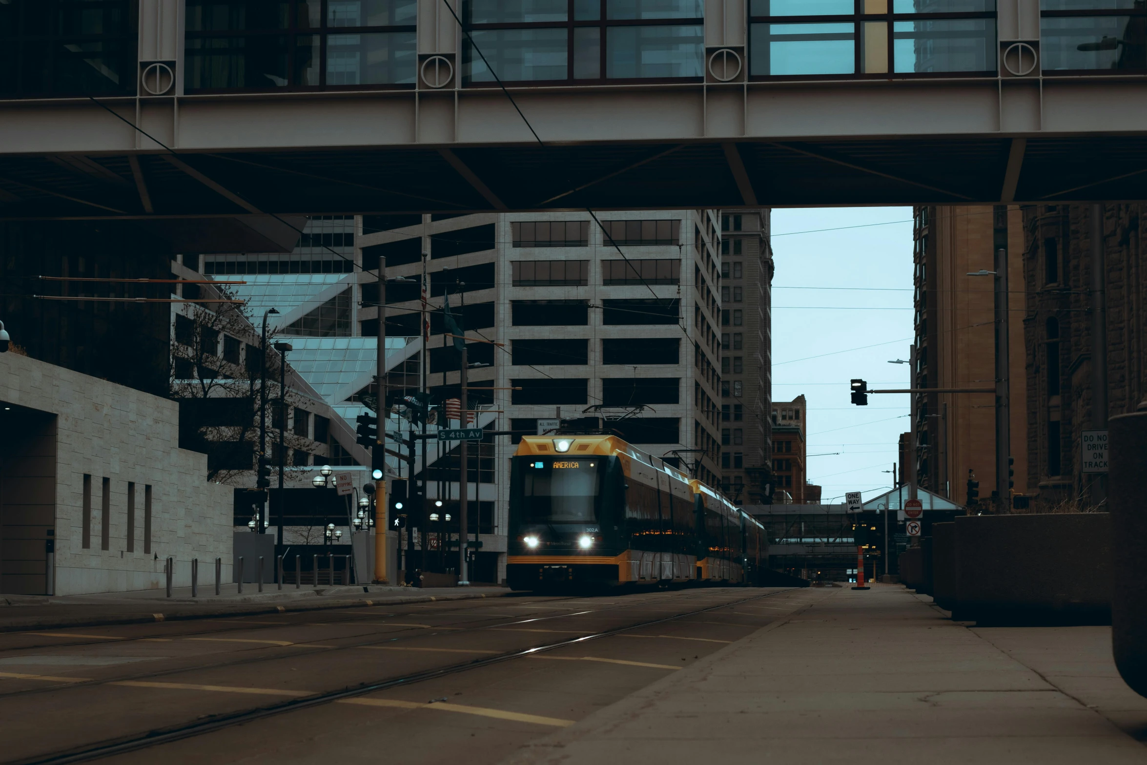 the train is moving down the tracks in the city