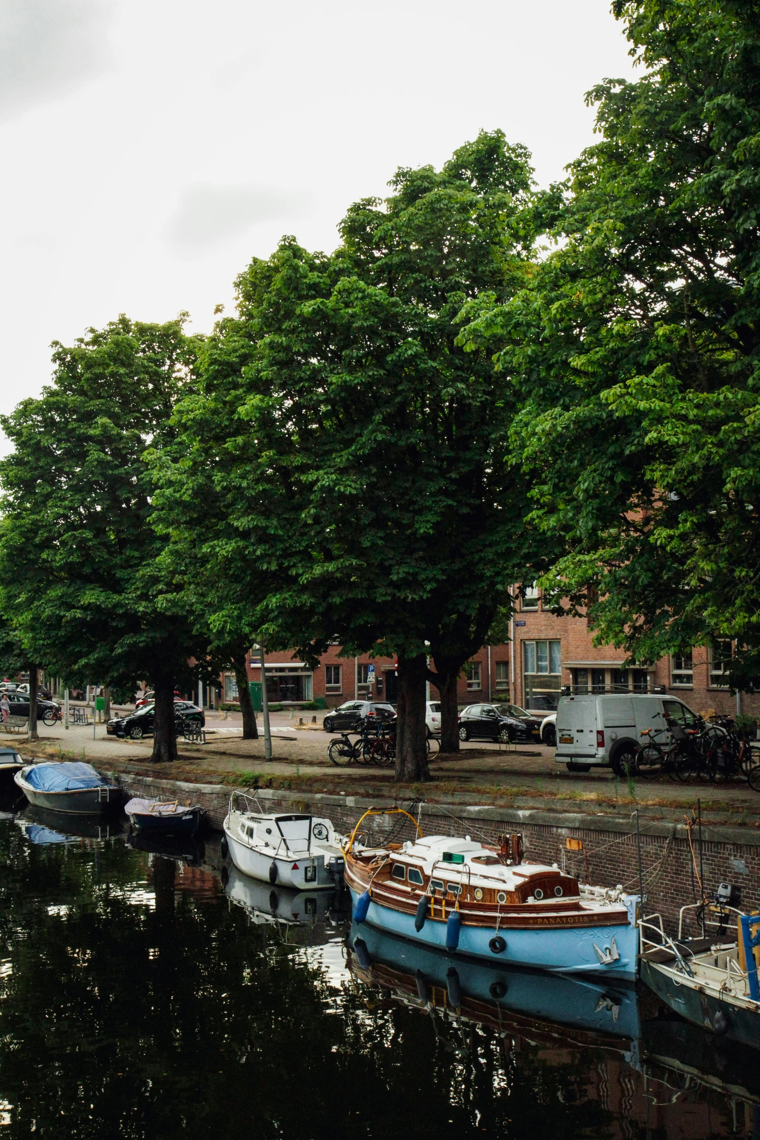 there are several boats that are parked on the river bank