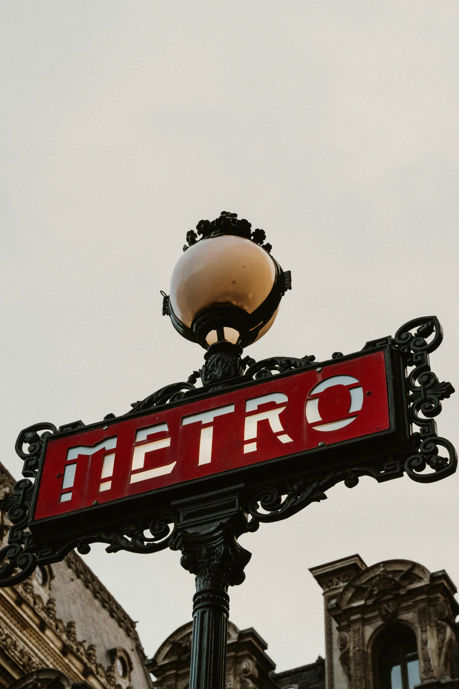 the street sign for metro shows that it is located in the city