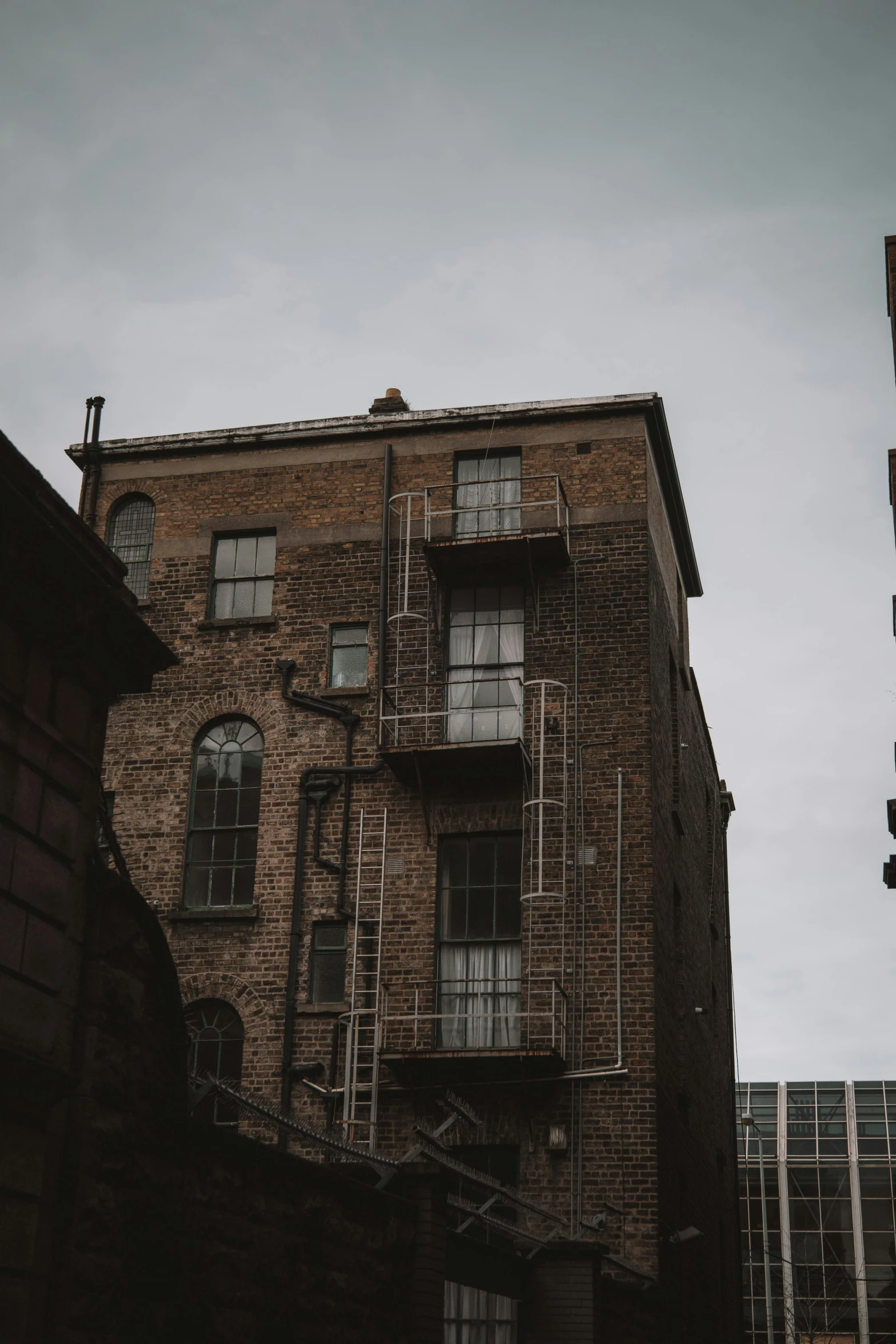 there are many windows in the brick building